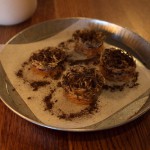 Křupinkové pralinky z bramborových nitek a husími játry a posypkou z hub